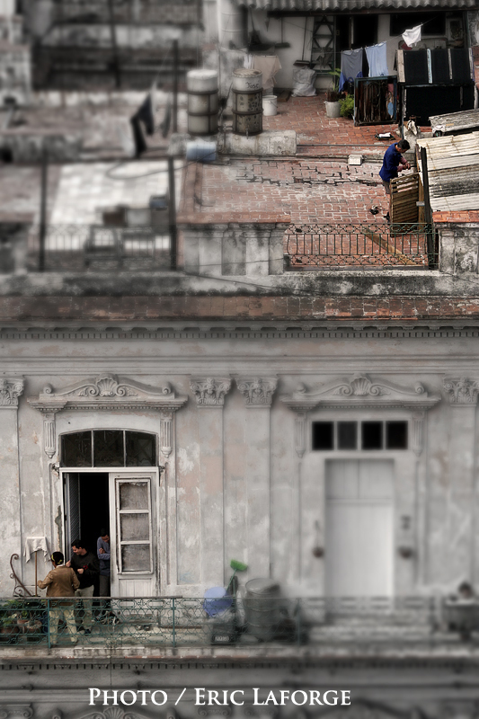 La Havanne - Vue aérienne - Homme sur toit et balcon(2)